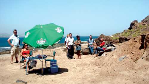 UNIDOS CONTRA EL CEMENTO: AMAGA, LOS VERDES, Ecologistas y vecinos de La Isleta paralizan las obras de construcción de una nueva pista en El Confital